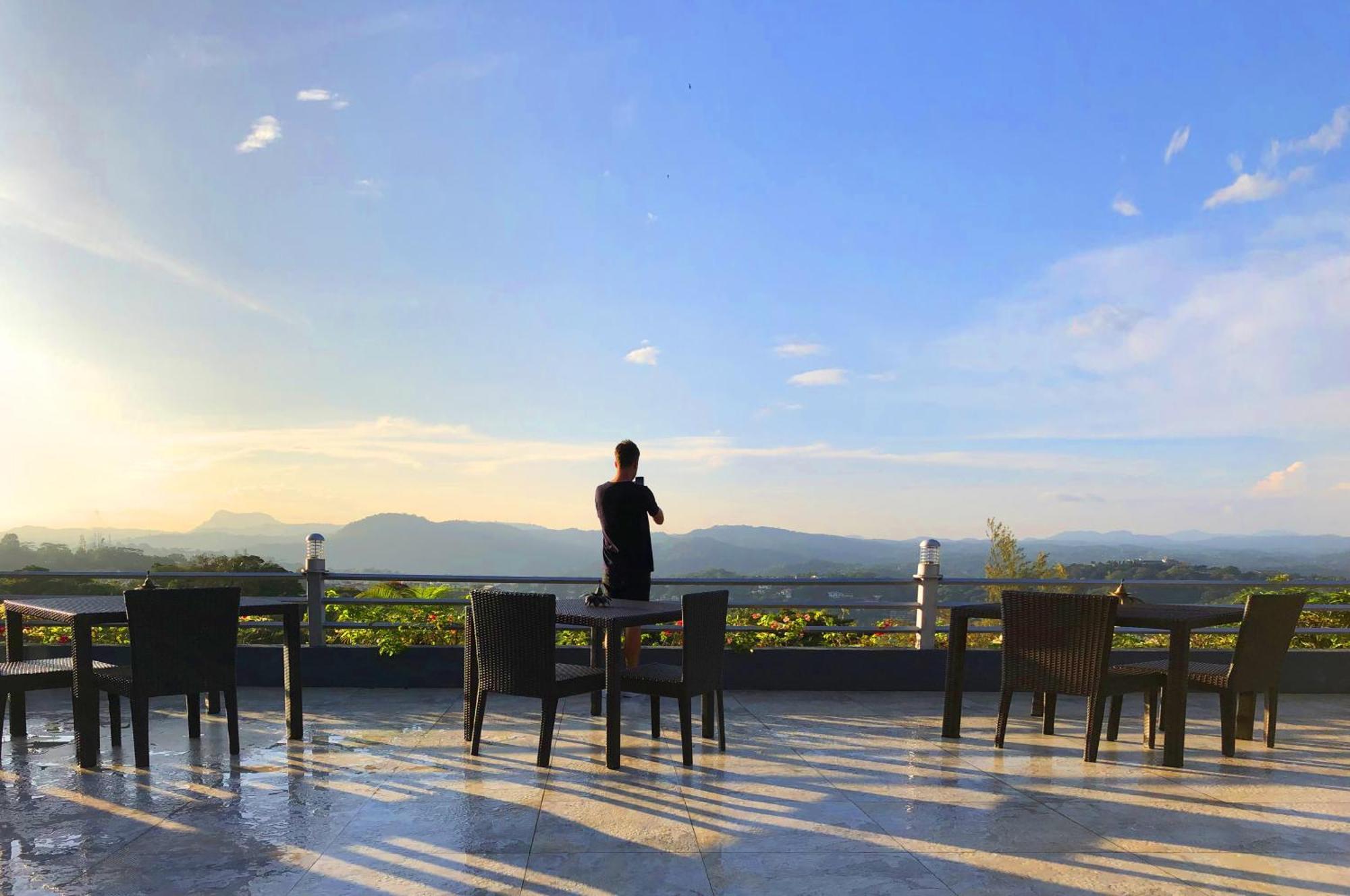 The Theva Residency Hotel Канди Екстериор снимка