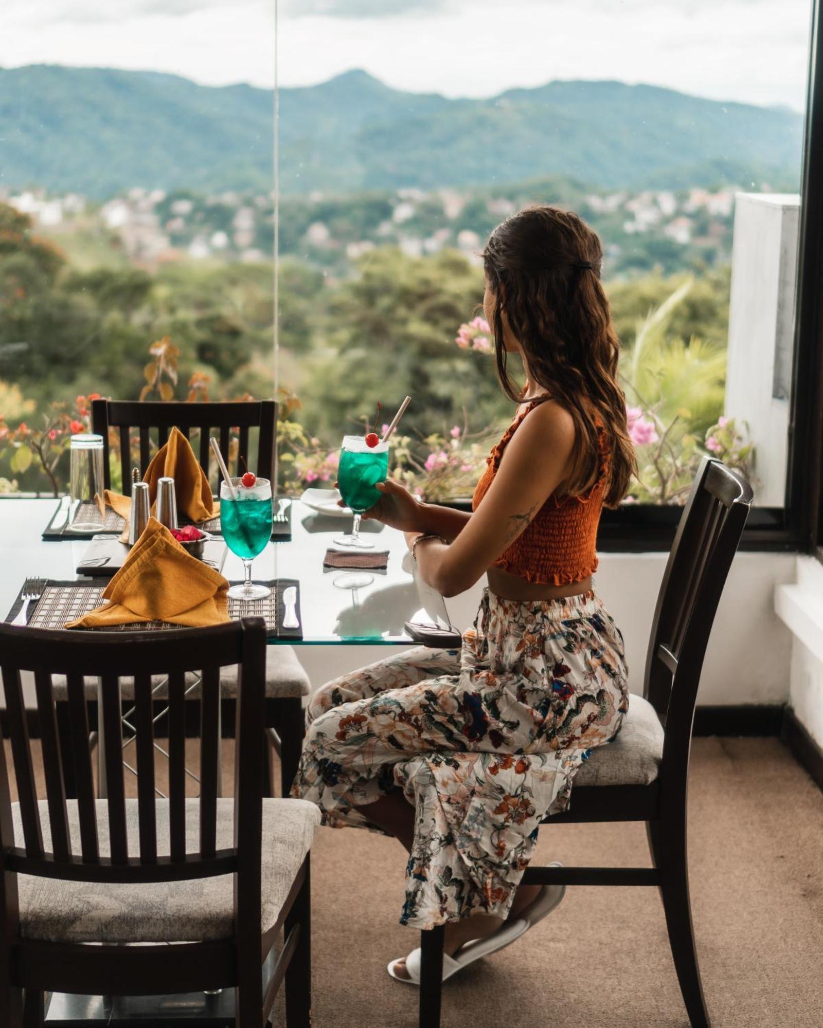 The Theva Residency Hotel Канди Екстериор снимка