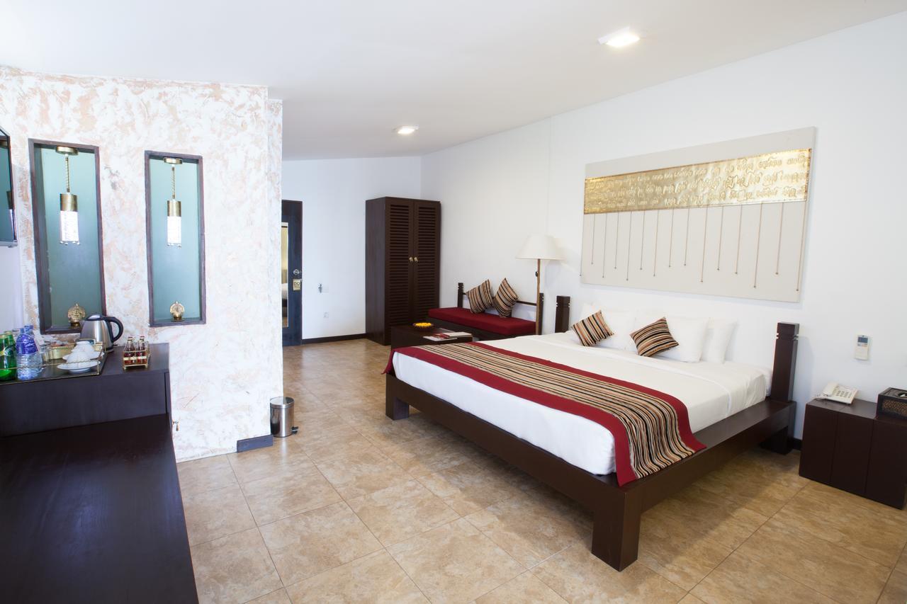 The Theva Residency Hotel Канди Екстериор снимка