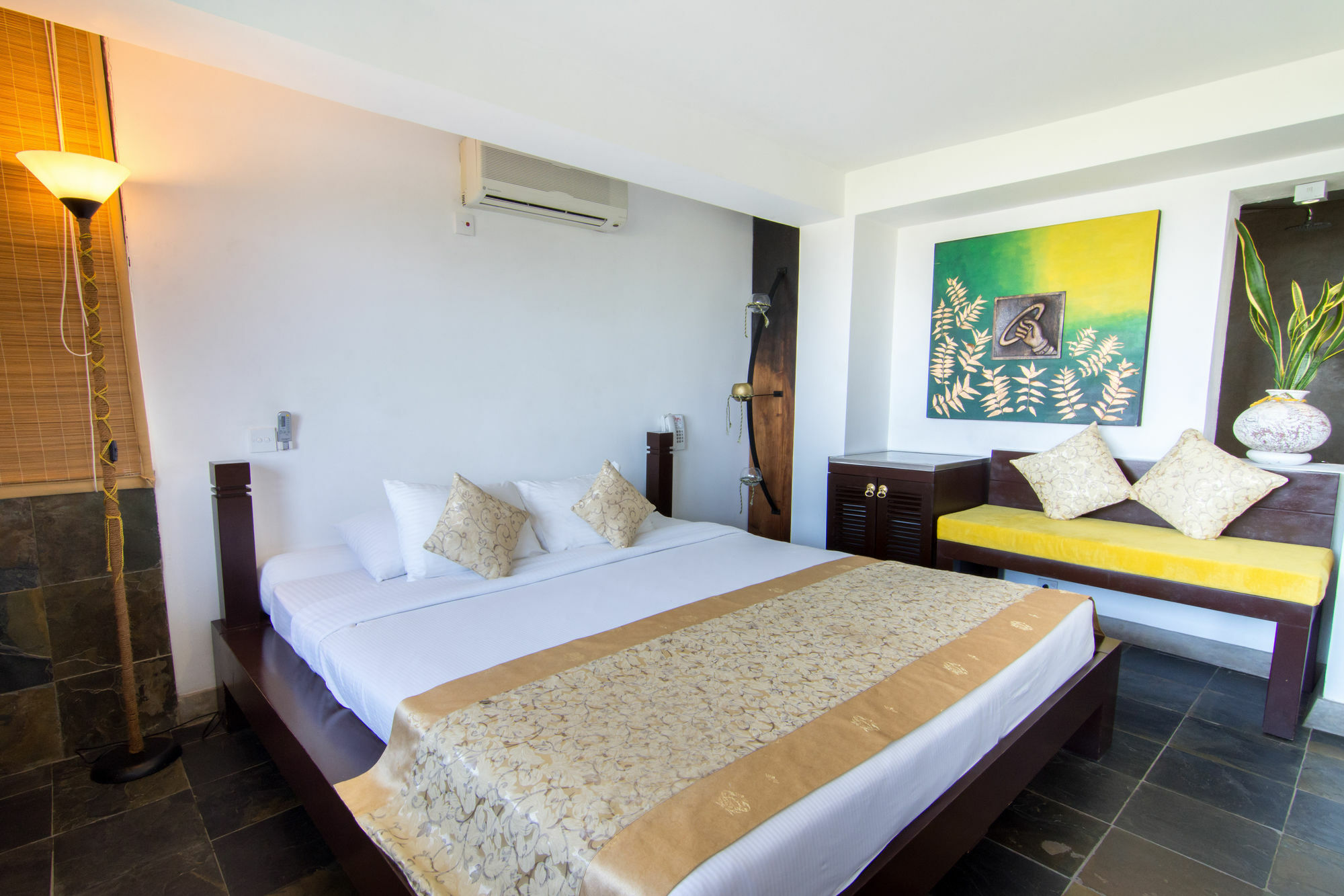 The Theva Residency Hotel Канди Екстериор снимка