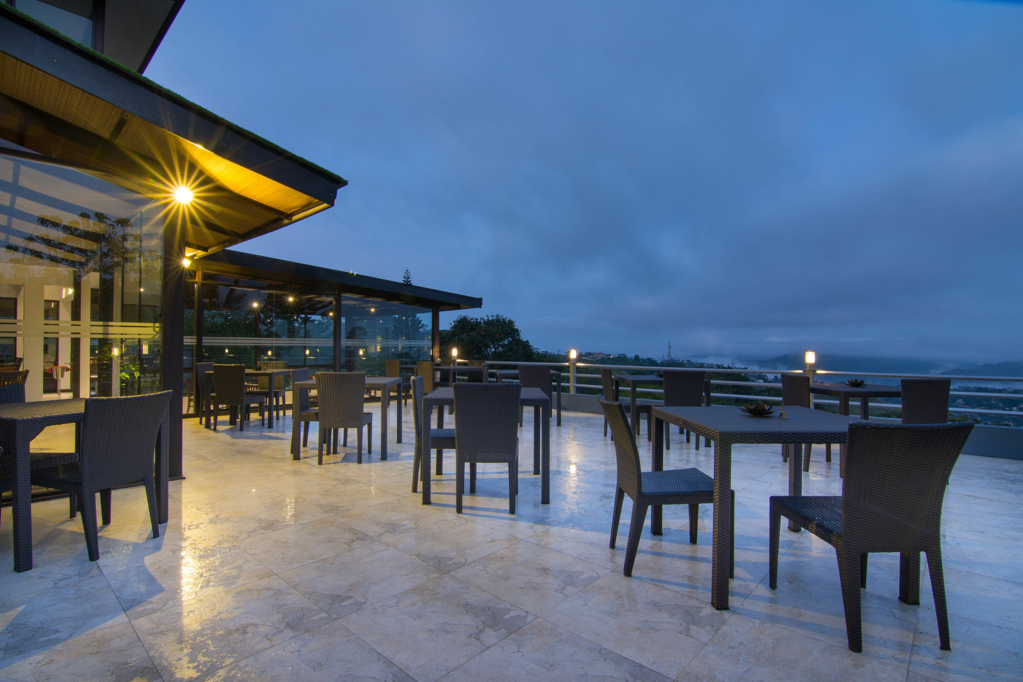 The Theva Residency Hotel Канди Екстериор снимка