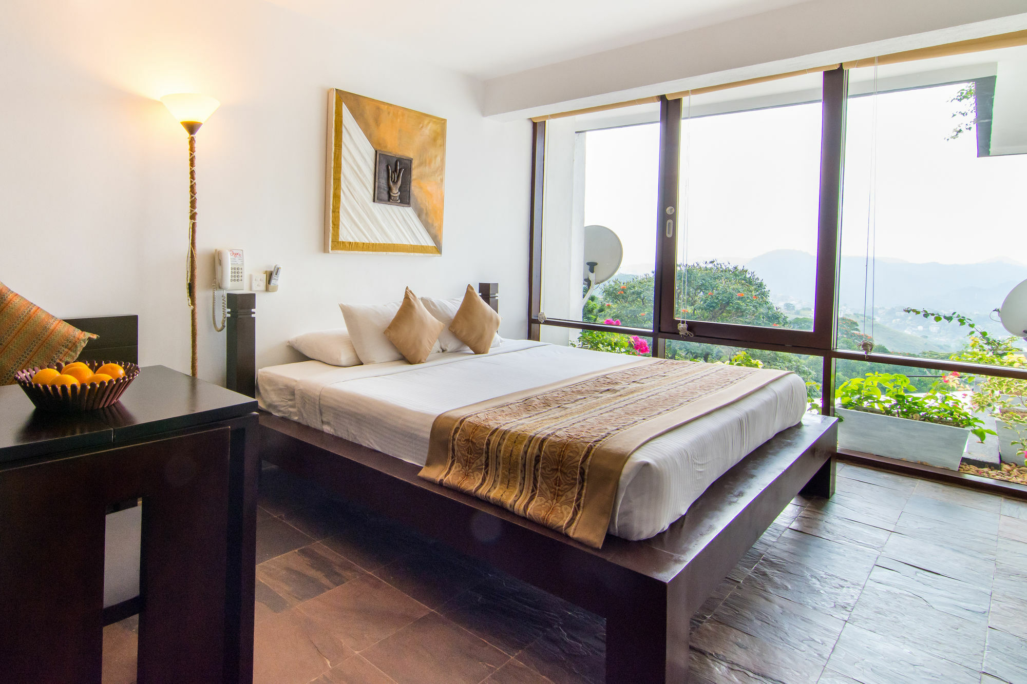 The Theva Residency Hotel Канди Екстериор снимка
