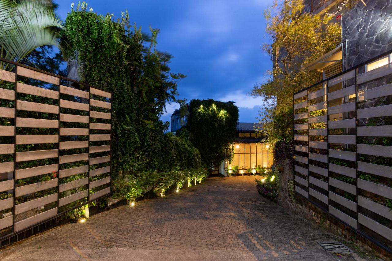 The Theva Residency Hotel Канди Екстериор снимка