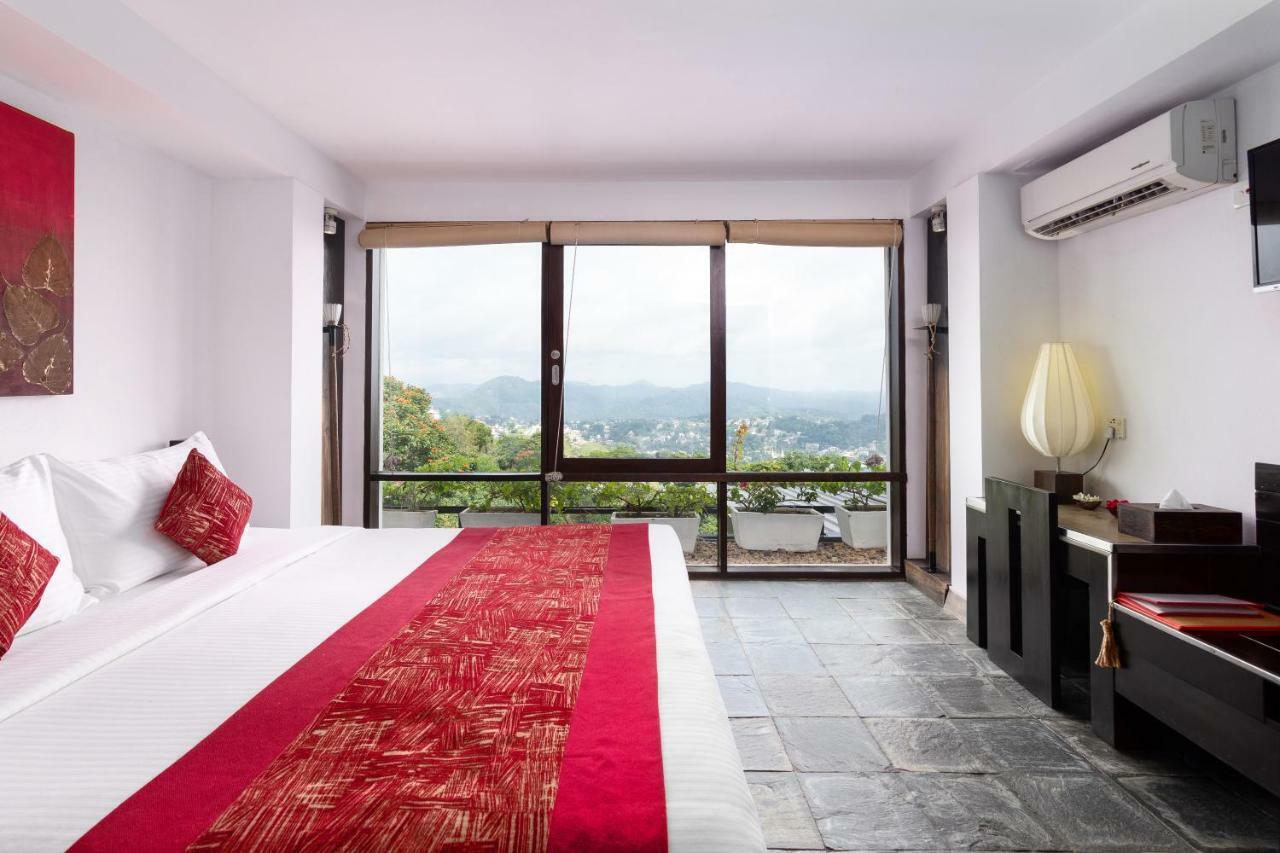 The Theva Residency Hotel Канди Екстериор снимка